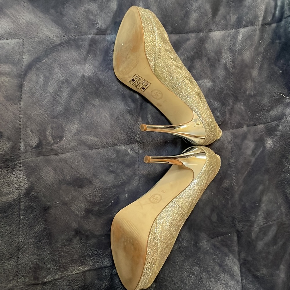 Michael Kors Woman’s Metallic York Glitter Platform peep-toe pump. - Picture 4 of 6
